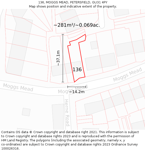 136, MOGGS MEAD, PETERSFIELD, GU31 4PY: Plot and title map